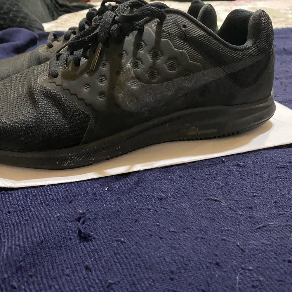 Nikes men cloud sneakers size 9.5